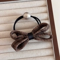 Dettaglio dell'elastico per capelli con fiocco in tweed e perla grigio argento su velluto - Elastico Fiocco Caffè
