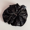 Dettaglio dell'elastico scrunchie zebrato in tessuto testurizzato oro e nero metallico - Scrunchie / Caffè Nero (Con Etichetta Fiore)