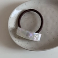 Détail de la pièce en résine d'acétate avec gravure France Handmade sur l'élastique - Blanc Sirène Irisé