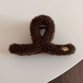Dettaglio della molletta per capelli in peluche marrone con etichetta oro ovale - Stile Incrociato con Etichetta Dorata / Marrone
