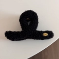 Dettaglio della molletta per capelli in peluche nero con etichetta dorata e molla - Stile Incrociato con Etichetta Dorata / Nero