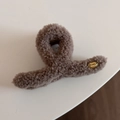 Dettaglio molletta per capelli in peluche marrone con targhetta in metallo dorato Korea - Stile Incrociato con Etichetta Dorata / Cachi