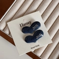 Detalle de pinzas de corazón azul denim con letras de metal en tarjeta de soporte - Mezclilla Etiqueta Plata - Corazón