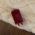 Détail d'une pince à cheveux en acétate rouge écaille avec lettrage Barrette La France - Rouge