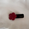 Dettaglio del fermaglio per capelli a fiore rosso con scritta dorata FRANCE Handmade - Acetato Rosso-Fiore