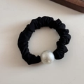 Dettaglio dell'elastico per capelli nero a pieghe con una grande perla bianca - Piccolo Anello Perla Francese - Nero