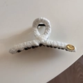 Détail de la pince à cheveux en tissu tissé blanc avec étiquette dorée ovale egg - Blanc