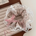 Détail d'un chouchou à carreaux beige avec dentelle blanche et nœud rose en boîte - Carreaux Beige - Chouchou Bordure Dentelle