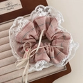 Détail du chouchou à carreaux roses avec bordure en dentelle blanche et étiquette - Carreaux Rose - Chouchou Bordure Dentelle