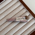 Détail de la pince à cheveux faite main en tissu à carreaux avec strass en cœur - Carreaux Rose - Barrette Triangle