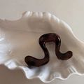 Detail van kleine schildpad haarklem op decoratieve schelpvormige tray - Donkerbruin Schildpad - Golfklauw