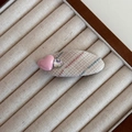 Détail d'une barrette à carreaux beige avec écusson cœur rose et strass étincelant - Carreaux Beige - Barrette Ovale