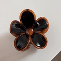Dettaglio di una pinza per capelli in acetato a forma di fiore tartarugato e nero - Floreale Nero Con Bordo Tartarugato (Grande)