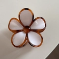 Dettaglio del fermaglio per capelli a fiore con motivo tartarugato e petali bianchi lucidi - Floreale Bianco Con Bordo Tartarugato (Grande)