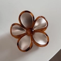 Dettaglio della pinza per capelli a forma di fiore con bordo in tartaruga e perla - Floreale Champagne Con Bordo Tartarugato (Grande)