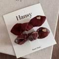 Détail de barrettes nœuds à carreaux rouges et bordeaux avec pendentif cœur doré - Plaid Rouge Nœud avec Cœur Doré