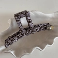 Détail d'une pince à cheveux en tissu floral avec pendentif doré et perle argentée - Pince droite / Floral Violet Café