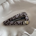 Dettaglio di un fermaglio per capelli floreale con perla e ciondolo dorato - Large Triangle BB Clip / Floreale Viola Caffè