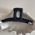 Dettaglio di pinza per capelli in tessuto blu navy con perla in metallo argento - Pinza per Capelli Orizzontale Blu Marino