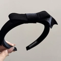 Dettaglio dell'etichetta fatta a mano su un cerchietto in velluto nero con fiocco - Nero