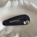 Dettaglio fermaglio per capelli blu navy floccato con perla d'argento e targhetta vintage - Fermaglio a Goccia Blu Marino