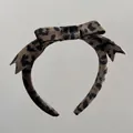 Dettaglio del cerchietto con fiocco maculato in tessuto leopardato effetto velluto - Stampa Leopardata