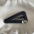 Dettaglio della clip per capelli in velluto blu scuro con eleganti elementi in argento - Fermaglio a Triangolo Grande Blu Marino