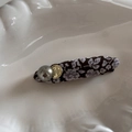 Pince à cheveux en tissu floral avec perle grise et bouton doré gravé - Barrette Ovale Longue / Floral Violet Café