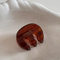 Détail d'une pince à cheveux en acétate écaille avec l'inscription Barrette La France - Café
