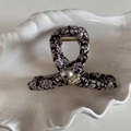 Détail d'une pince à cheveux en tissu fleuri avec perle et pendentif doré - Pince en X / Floral Violet Café