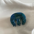 Vue détaillée de la pince à cheveux en acétate bleu avec inscription dorée Barrette la France - Bleu-Vert