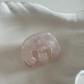 Détail de la pince à cheveux en acétate rose translucide avec logo Barrette la France - Rose Clair