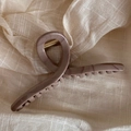 Dettaglio della molletta per capelli rosa marmorizzata su tessuto di lino beige - Forma a gruccia / Ondulazione al latte e cioccolato - Gruccia