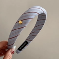 Dettaglio del cerchietto in tessuto a righe blu con cuore dorato ed etichetta a mano - Blu a Strisce (Cuore Dorato)