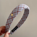 Dettaglio della trama a quadri blu e del ciondolo a cuore dorato sulla fascia - Blu a Quadri (Cuore Dorato)
