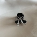Detalle de pinza para el pelo negra con lazo de diamantes y elegante colgante de perla - Mini Pinza - Lazo de Perla Artificial Blanca