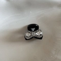 Detalle de la mini pinza negra para el pelo con un lazo de diamantes de imitación - Mini Pinza - Lazo de Diamante Blanco