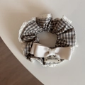 Detalle de coletero de cuadros marrones con encaje y lazo de Sweet Life - Cuadros Beige - Coletero Pequeño
