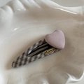 Detalle de pasador retro a cuadros con corazón rosa y etiqueta dorada de metal - Cuadros Beige - Pinza BB Corazón Rosa