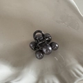 Dettaglio di mini molletta per capelli grigio canna di fucile con perle grigie - Stile 3 Perle / Piccola Molletta Perla Grigia - Stile Tre Perle
