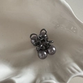Vista macro della molletta per capelli grigia con perle a ciliegia e design a fiocco - Stile Decorazione Ciliegia / Piccola Molletta Perla Grigia - Stile Ciliegia