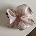 Gros plan sur un chouchou en organza rose clair avec liseré argenté et étiquette Fashion - Rose