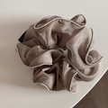 Détail d'un chouchou en organza champagne avec bordure contrastée et étiquette tissée FASH - Marron