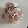 Dettaglio della molletta per capelli a rosa in organza con grandi perle finte - Grande / Rosa Chiaro