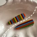 Dettaglio di fermagli per capelli arcobaleno su vassoio bianco con fantasie casuali - Arcobaleno Chiaro