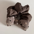 Makroaufnahme eines Vintage Tweed-Haargummis mit bunten 3D-Punkten und dunklem Satin - Kaffee Schleife Haargummi mit 3D-Punkten