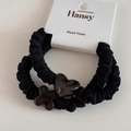 Set van twee zwarte scrunchies met hart- en bloembedeltjes op een kartonnen kaart - Hart Klaver Haarelastiekje-Grijs