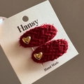 Detail von roten Tweed-Haarspangen mit goldenen Herzakzenten auf weißer Karte - Neujahr Rote Tweed Herz Stil
