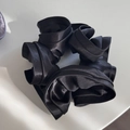 Detalle de coletero de satén negro con textura plisada brillante y núcleo elástico - Negro