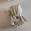 Detalle de coletero de tela crema con volantes y finos patrones de rayas negras - Blanco Roto